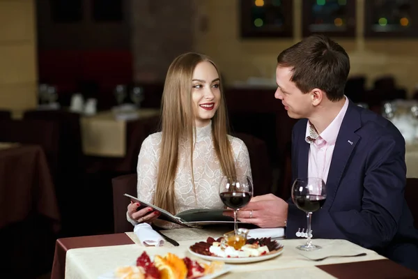 Wesoły para z menu w restauracji. — Zdjęcie stockowe