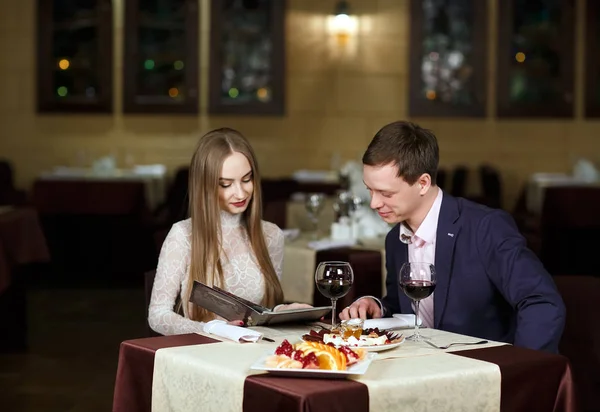 Wesoły para z menu w restauracji. — Zdjęcie stockowe