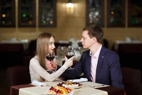 Пара тостів з винограду в розкішному ресторані . — стокове фото
