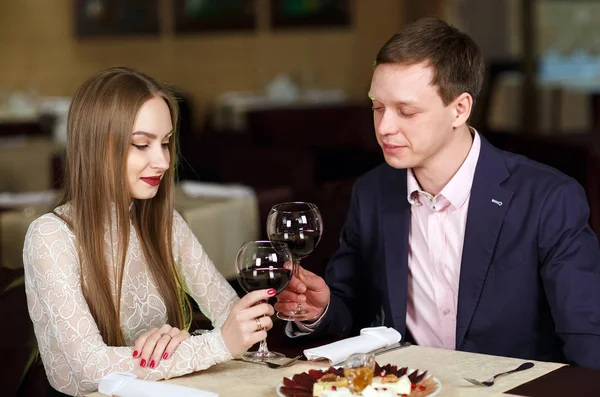 Un par de copas de vino tostadas en un restaurante de lujo. —  Fotos de Stock