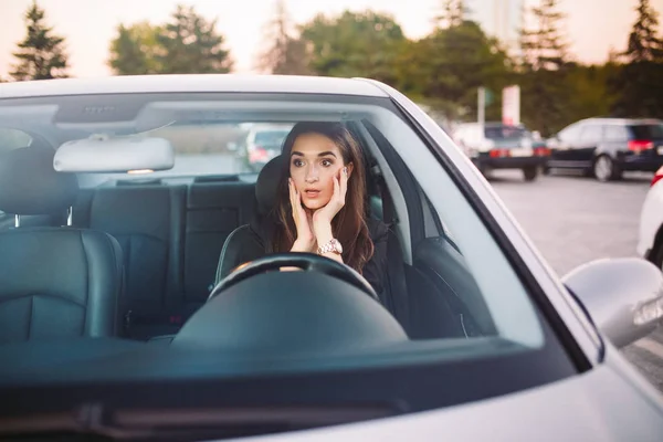 La chica en el coche está en un atasco de tráfico . — Foto de Stock