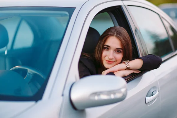 Cute brunette girl in the car. Elegant business woman driving a car. — Stock Photo, Image