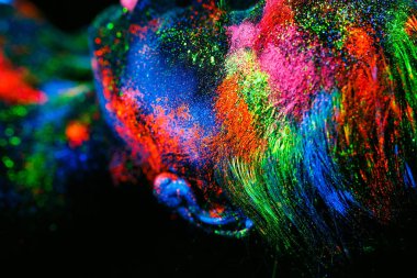 Floresan toz boyalı bir kız portresi