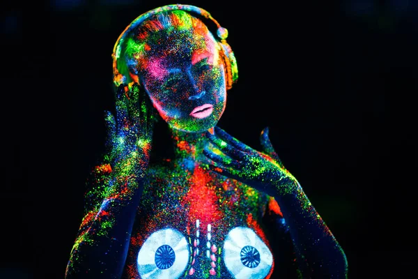 Koncepcja. Na ciele dziewczyny malowane pokładzie DJ. Pół-naga dziewczyna malowane w kolorach UV — Zdjęcie stockowe