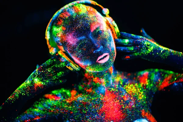 Concepto. En el cuerpo de una chica pintó la cubierta de DJ. Chica semidesnuda pintada en colores UV — Foto de Stock