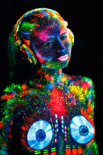 Поняття. На тілі дівчини намальована палуба діджеїв. Напівгола дівчина, пофарбована в ультрафіолетові кольори — стокове фото