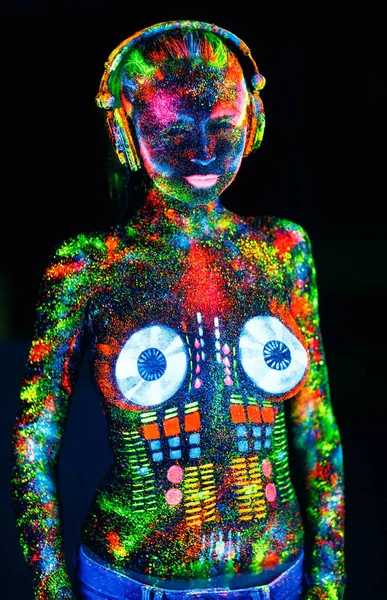 Koncepcja. Na ciele dziewczyny malowane pokładzie DJ. Pół-naga dziewczyna malowane w kolorach UV — Zdjęcie stockowe