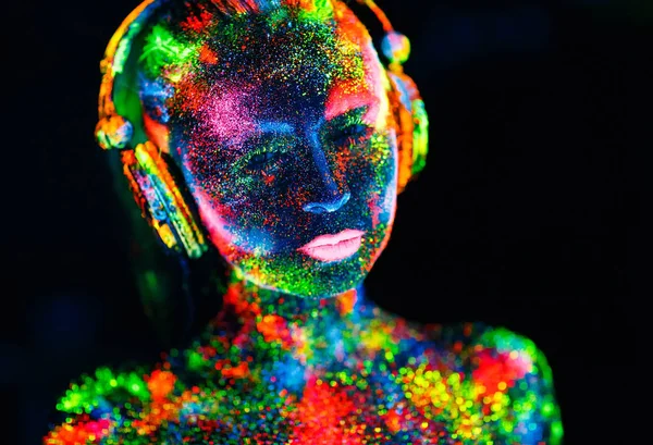 Koncept. På kroppen av en flicka målade DJ däck. Halvnaken flicka målade i UV-färger — Stockfoto