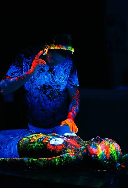 Концепция. DJ играет на палубе. Девушка, нарисованная как DJ колода . — стоковое фото