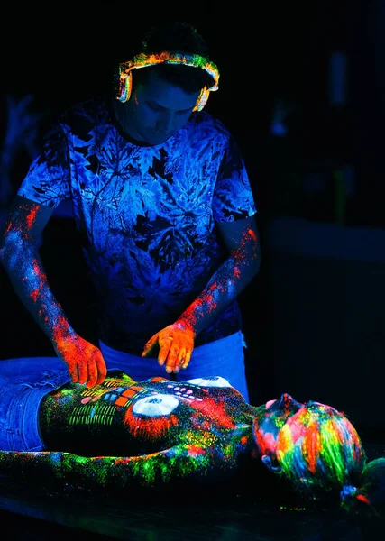 Концепция. DJ играет на палубе. Девушка, нарисованная как DJ колода . — стоковое фото