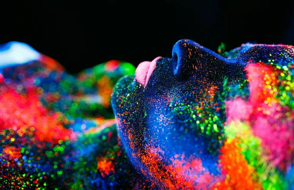 Floresan toz boyalı bir kız portresi