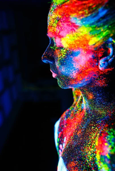 Concepto. En el cuerpo de una chica pintó la cubierta de DJ. Chica semidesnuda pintada en colores UV — Foto de Stock