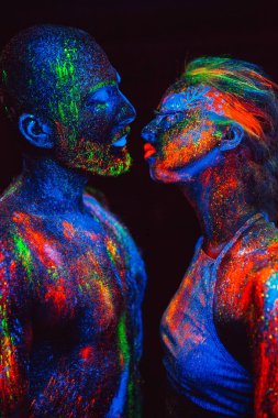 Bir çift aşık flüoresan toz boyalı portresi.