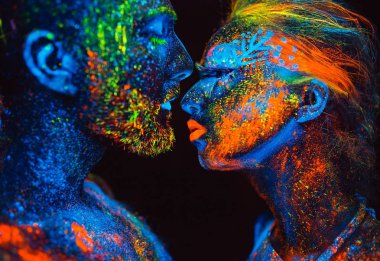 Bir çift aşık flüoresan toz boyalı portresi