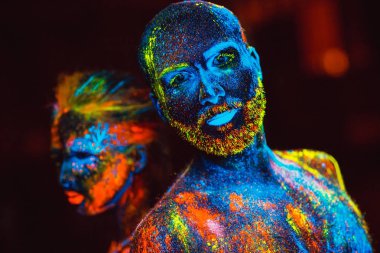 Bir çift aşık flüoresan toz boyalı portresi