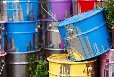 Kullanılmış boya kılabilir. Renkli boya kovaları.