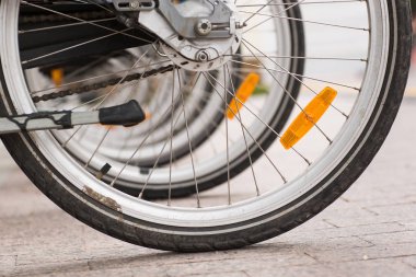 Kiralık park edilmiş vintage Bisiklet motosikletlerin kaldırımda satır