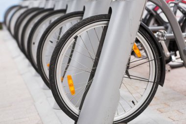 Kiralık park edilmiş vintage Bisiklet motosikletlerin kaldırımda satır