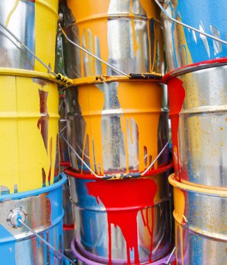 Kullanılmış boya kılabilir. Renkli boya kovaları.