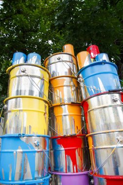 Kullanılmış boya kılabilir. Renkli boya kovaları.