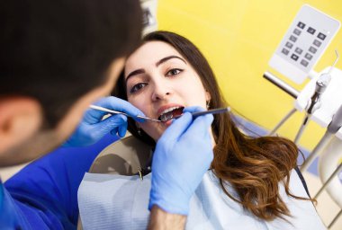 Dişçideki hasta. Diş Kliniği.