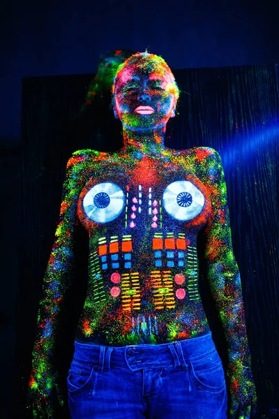 Conceito. No corpo de uma rapariga pintada de DJ deck. Menina semi-nua pintada em cores UV . — Fotografia de Stock
