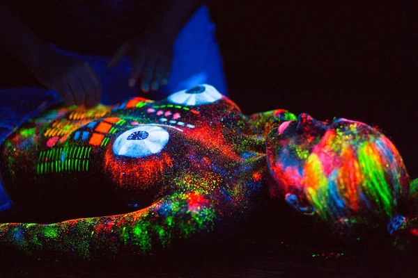 Conceito. No corpo de uma rapariga pintada de DJ deck. Menina semi-nua pintada em cores UV . — Fotografia de Stock