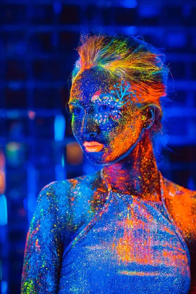 Retrato de una niña pintada en polvo fluorescente . — Foto de Stock