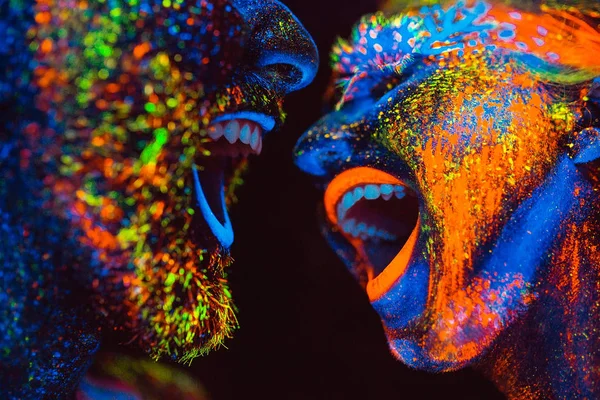 Retrato de um par de amantes pintados em pó fluorescente — Fotografia de Stock