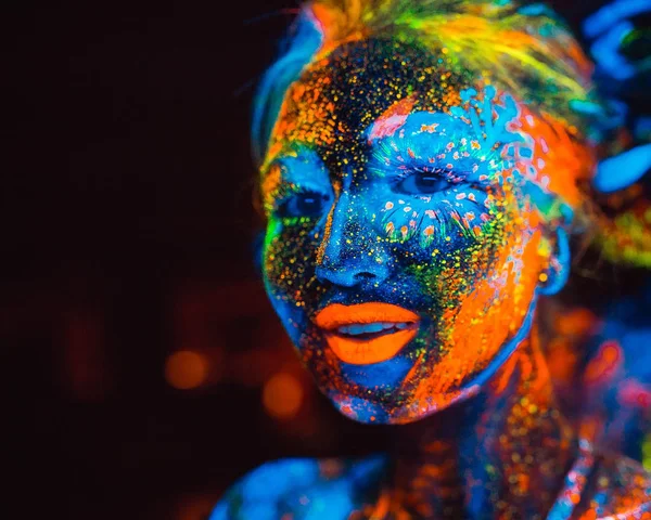 Retrato de un par de amantes pintados en polvo fluorescente — Foto de Stock