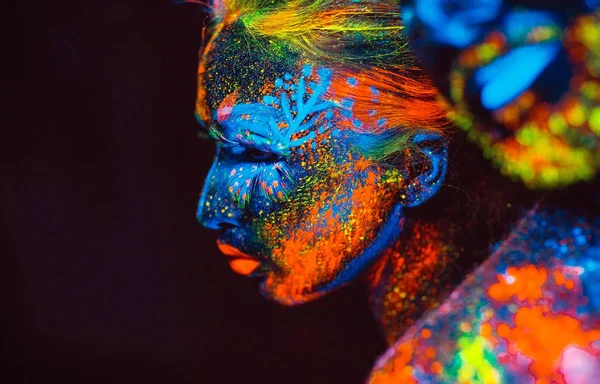 Retrato de un par de amantes pintados en polvo fluorescente —  Fotos de Stock