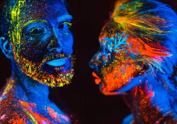 Retrato de um par de amantes pintados em pó fluorescente — Fotografia de Stock