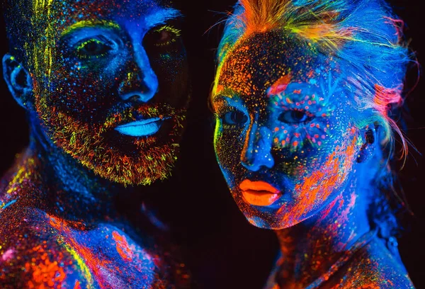 Retrato de um par de amantes pintados em pó fluorescente — Fotografia de Stock