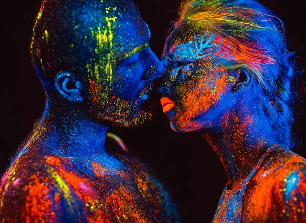 Portrét dvojice milenců ve fluorescenčním prášku — Stock fotografie