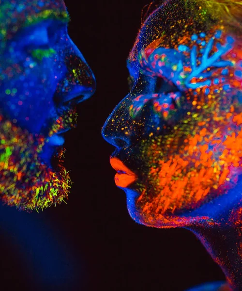 Портрет пари закоханих, пофарбованих у флуоресцентний порошок — стокове фото