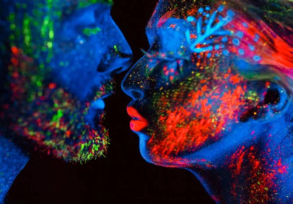 Retrato de um par de amantes pintados em pó fluorescente — Fotografia de Stock