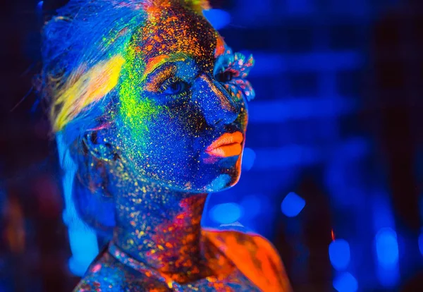 Retrato de una niña pintada en polvo fluorescente — Foto de Stock