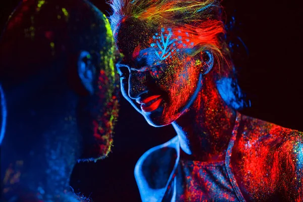 Retrato de un par de amantes pintados en polvo fluorescente — Foto de Stock