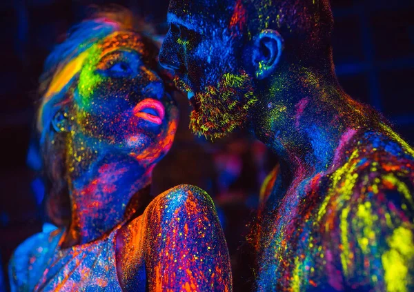 Портрет пари закоханих, пофарбованих у флуоресцентний порошок — стокове фото