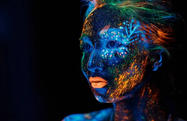 Retrato de una niña pintada en polvo fluorescente — Foto de Stock