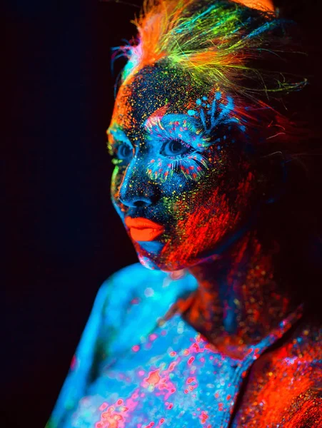 Portret dziewczynki namalowany w proszku fluorescencyjnym — Zdjęcie stockowe