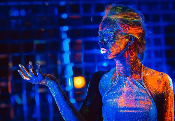 Retrato de una niña pintada en polvo fluorescente — Foto de Stock