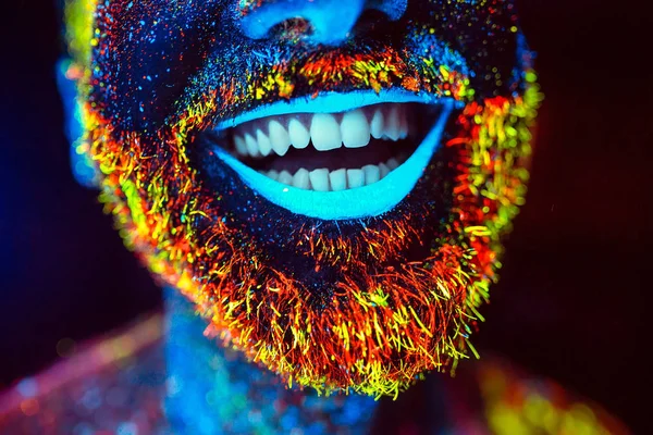 概念。一个大胡子的男人微笑着。用荧光粉画胡子的人的肖像 — 图库照片