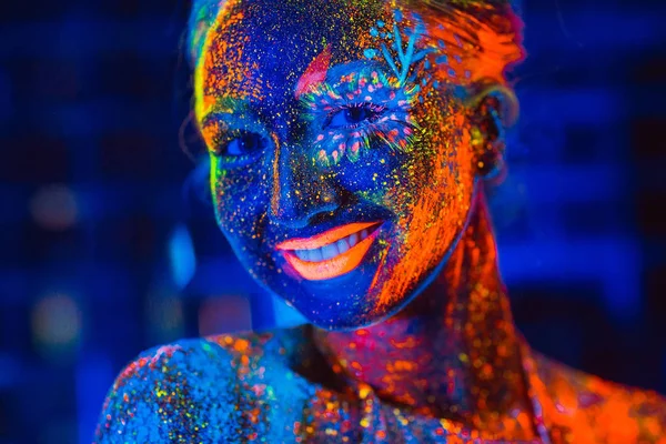 Retrato de una niña pintada en polvo fluorescente — Foto de Stock