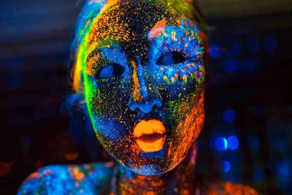 Retrato de una niña pintada en polvo fluorescente — Foto de Stock