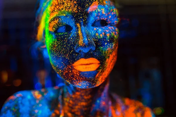 Retrato de una niña pintada en polvo fluorescente — Foto de Stock