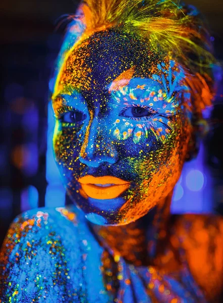 Retrato de una niña pintada en polvo fluorescente — Foto de Stock