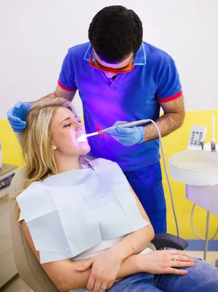 Le patient chez le dentiste. Clinique dentaire. — Photo