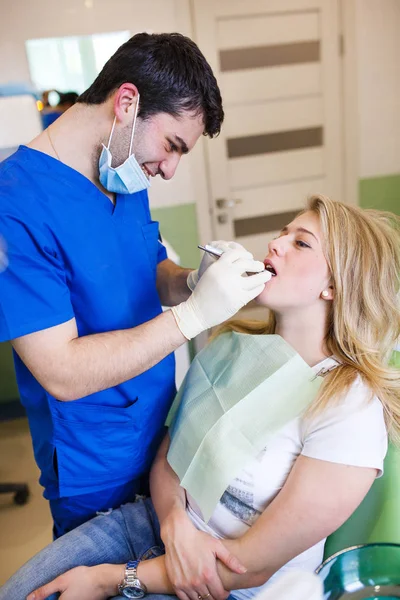 Pacjent u dentysty. Klinika stomatologiczna. — Zdjęcie stockowe