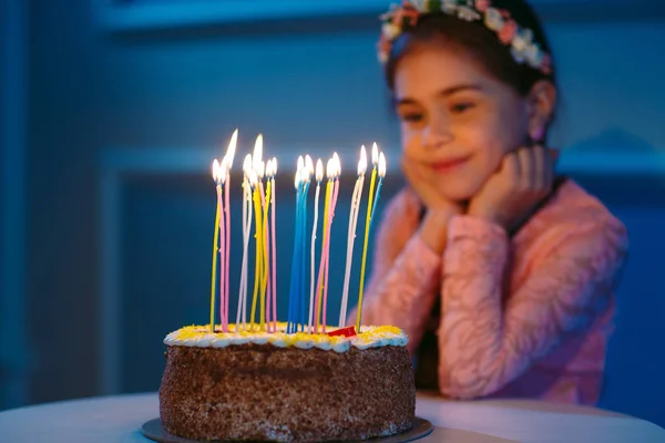 Doğum günü pastası ile güzel kız portresi — Stok fotoğraf